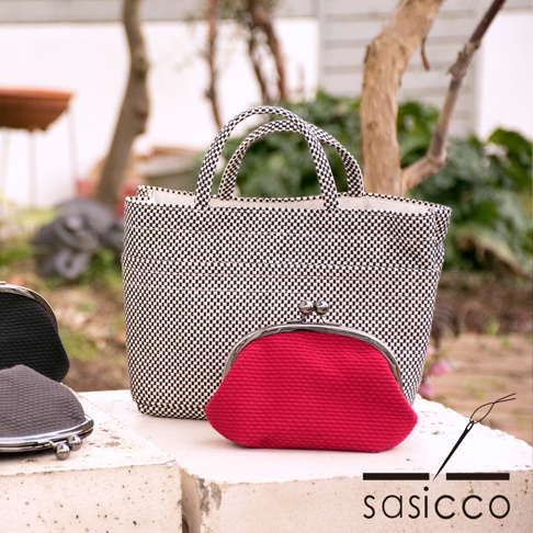 三河木綿刺子織口金零錢包，有黑、紅、灰等色，材質為刺子織布，設計有金屬口金開合，另有一只同款的格紋托特包。