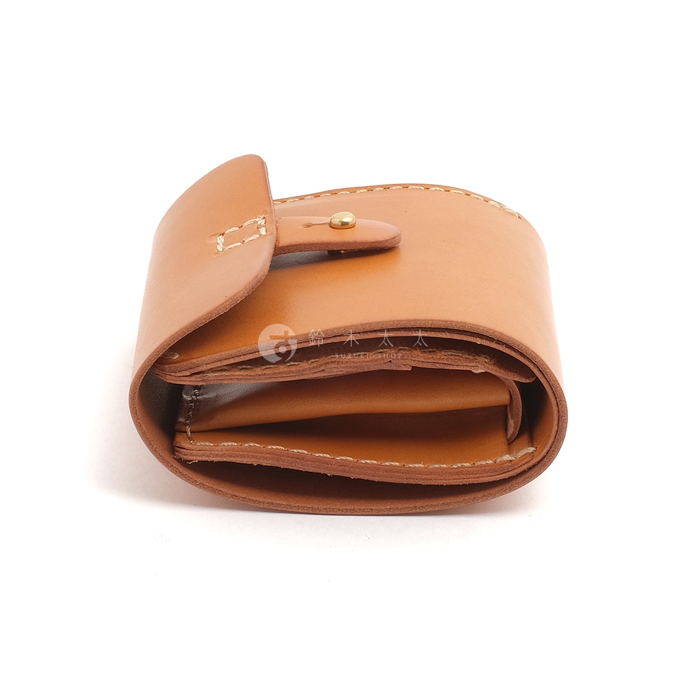 棕色皮革製作的二折式短夾，以原子釦開合，展現職人手作質感。