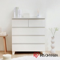 附櫃腳木製收納櫃，淺白色，共有五層抽屜，上方兩層為左右對開設計，整體為簡約木質風格。