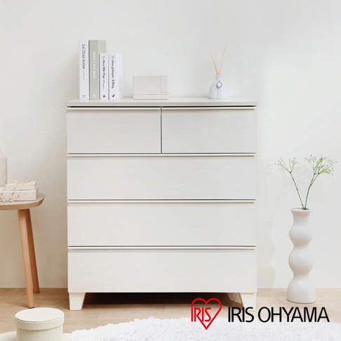 附櫃腳木製收納櫃，淺白色，共有五層抽屜，上方兩層為左右對開設計，整體為簡約木質風格。