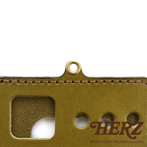 黃色皮革卡夾，上面有赫茲的標誌和「HAND MADE IN JAPAN Since1973」字樣，並有一個金屬環。