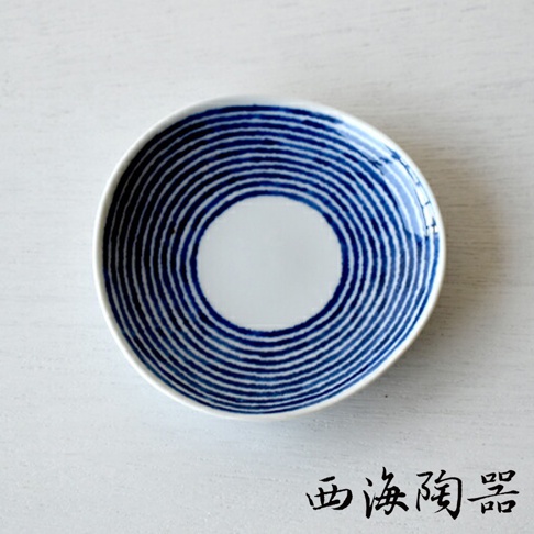 波佐見燒藍玉紋五件式醬料碟，白色陶瓷碟身，飾以深藍色同心圓紋路，呈現簡約日式風格。