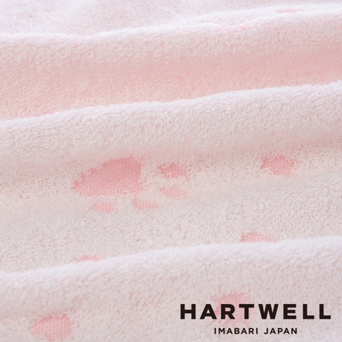 粉色今治純棉點點紗布浴巾，材質柔軟，織紋細膩，可見可愛的粉色點狀圖案分佈於織物上，營造出溫馨的質感。