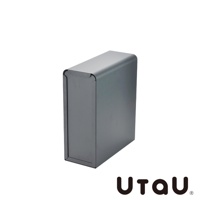 一個灰色金屬製的直立式收納櫃，設計簡潔，頂部和側面帶有圓角，適合居家或辦公室桌面整理。