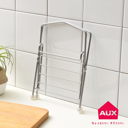 銀色金屬材質的折疊式垃圾架，帶有可調節掛鉤，方便懸掛垃圾袋，底部有防滑腳墊。