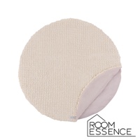 米白色涼感夾心包覆圓墊，表面為蜂巢格紋織紋，內層為淺粉色絨面材質。