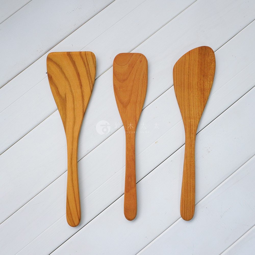 三支木製斜口鍋鏟，顏色為淺棕色，木紋清晰，材質為木。