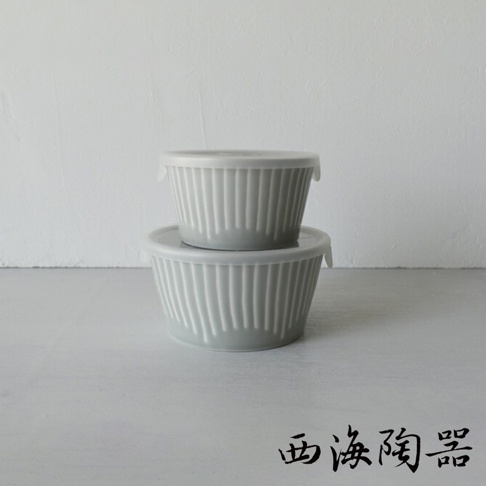 兩個淺灰色陶瓷微波小碗，帶有白色蓋子，碗身帶有垂直凹槽紋理，疊放於淺灰色背景上。
