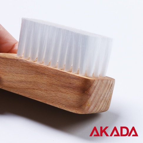 纖毛蔬果刷，木質手柄，白色細長刷毛，適合清潔葉菜類。