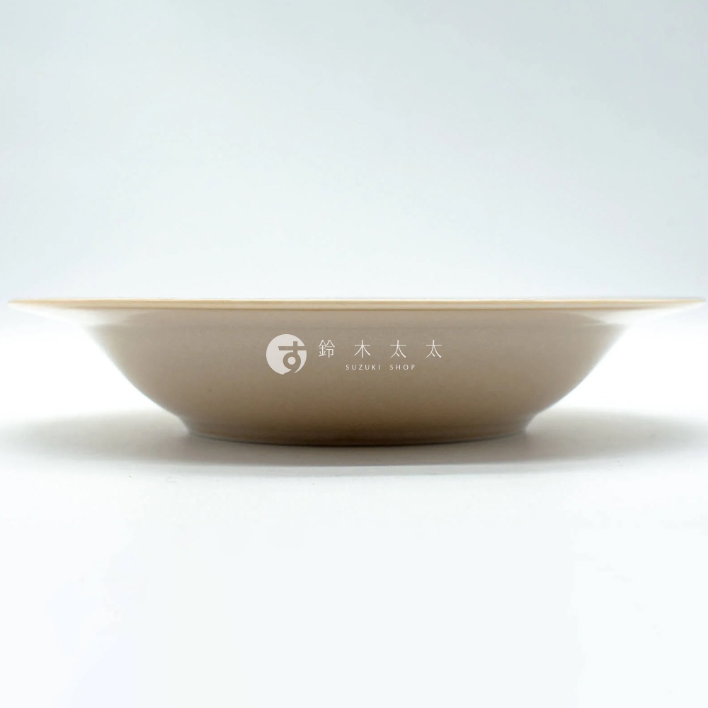 Anyware 美濃燒葉紋復古溫潤主食盤，米白色澤，圓弧形盤身，外緣向內微收，盤底中央印有白色「鈴木太太 SUZUKI SHOP」標誌。