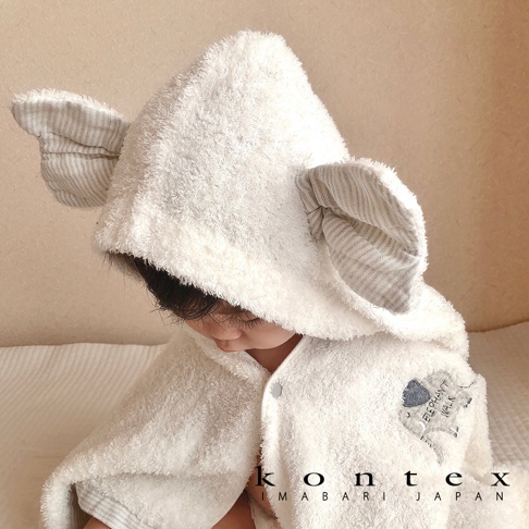 今治純棉白色連帽浴巾，連帽處有灰色條紋的可愛動物耳朵，材質柔軟蓬鬆，胸前有象形圖案裝飾，適合兒童。