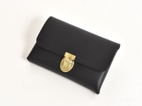 黑色皮革製成的手作小卡片收納夾，配有金色金屬鎖扣，設計簡約。