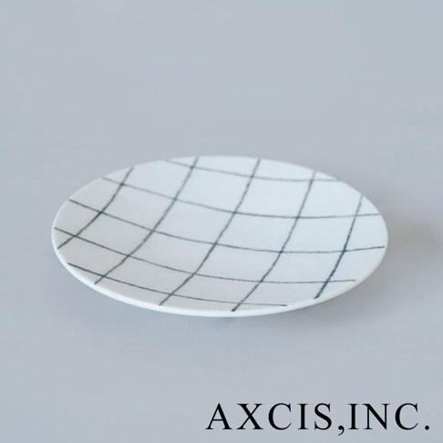 美濃燒手繪點心盤，白色陶瓷盤面飾有不規則的黑色格紋圖案，盤緣平滑，整體呈現簡約風格。