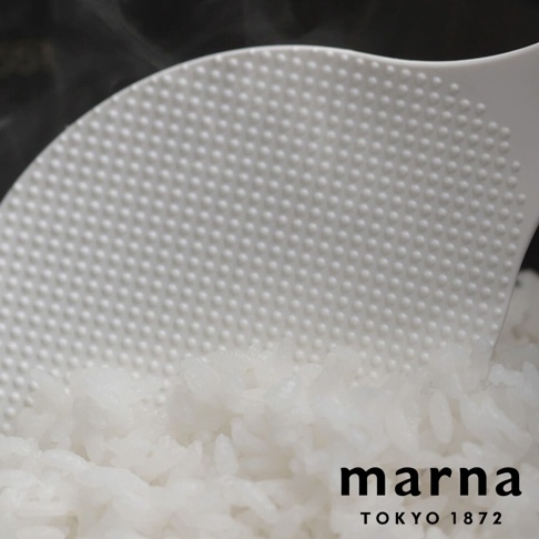 marna TOKYO 1872 品牌標誌疊加在剛煮好的米飯和一個帶有圓點紋理的白色飯匙上