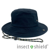 黑色兒童款機能防護帽，圓頂設計，寬帽簷，帽帶為黑黃編織繩，配有黑色調節扣。帽身有金屬透氣孔。