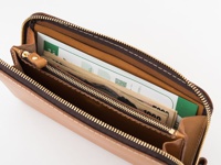 職人手作皮革大容量拉鍊長夾 (WL-5)，採用淺棕色皮革製成，設有多個隔層，並可見部分日圓鈔票與綠色文件。