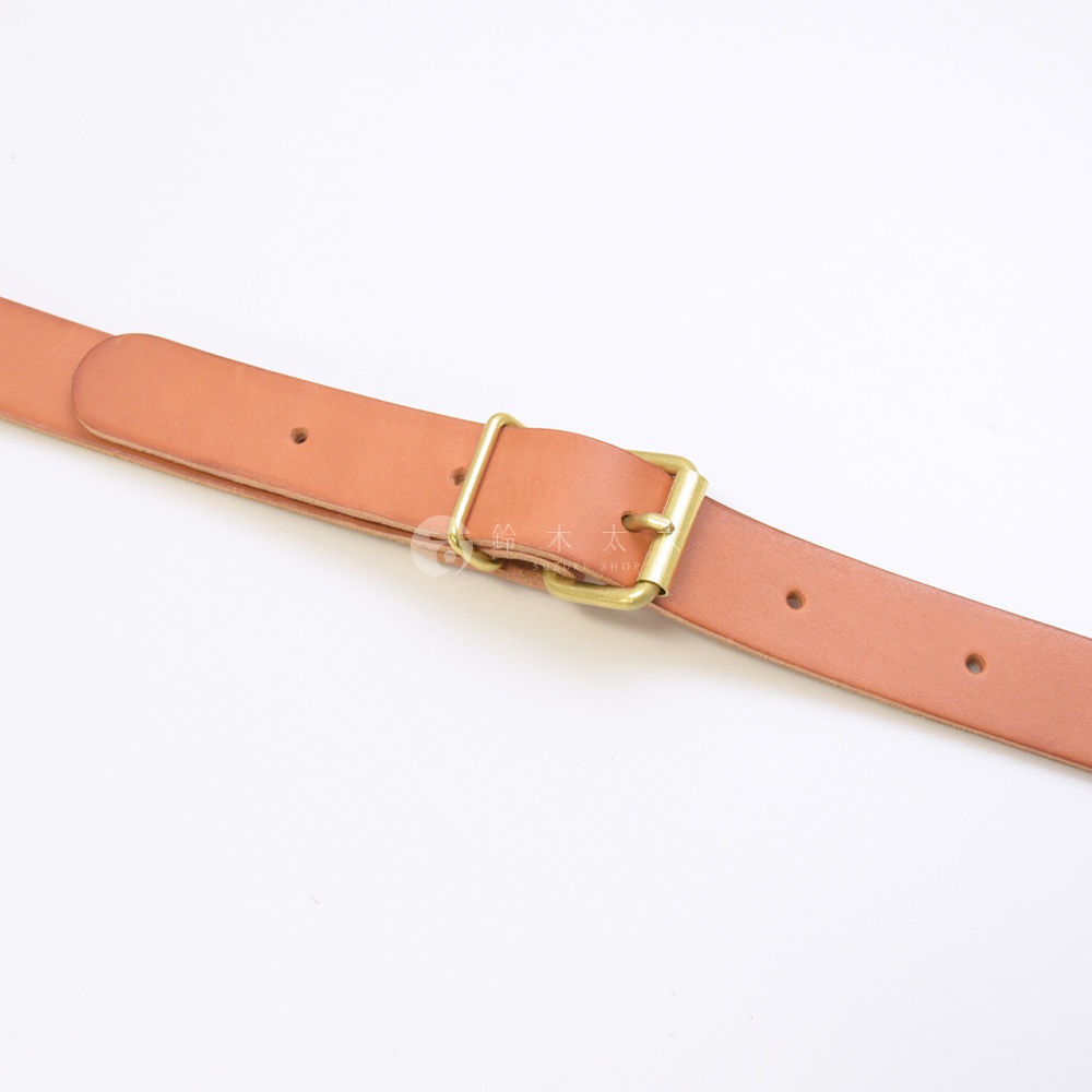 職人手作皮革加厚減壓肩背帶，展示淺棕色皮革材質，搭配黃銅色金屬扣環，設計簡潔耐用。
