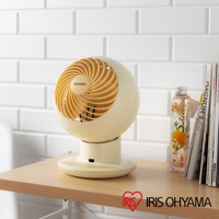 PCF-SC15T 空氣循環扇，馬卡龍系列，奶油色外殼，圓形機身，內部扇葉為淺黃色，底座為奶油色，整體為簡潔的設計。