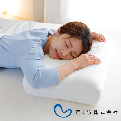 一位女性側臥在白色透氣釋壓枕上，枕頭表面有細微紋理。