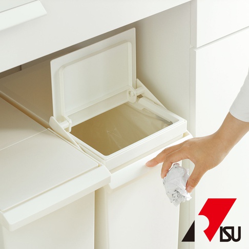 TOSTE簡約設計風格按壓雙開型分類垃圾桶，白色塑膠材質，內有垃圾袋，手部正將紙團投入。