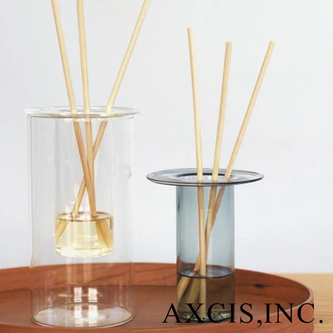 AXCIS PINO 雙層可拆玻璃花瓶，可見金色油液與木質擴香棒，搭配木質托盤