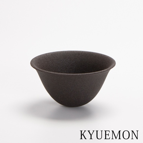 深棕色、帶有細緻顆粒紋理的陶瓷濾杯，呈碗狀，底部較窄，向上展開。