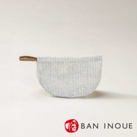 Tricot 棉麻防燙鍋套，淺藍色細條紋織紋，搭配棕色皮革提把，半圓形設計。