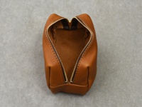 職人手作的棕色皮革Organ拉鍊收納包 (GS-63) S，採用拉鍊開合，材質為皮革，顏色為暖棕色，質感細膩。