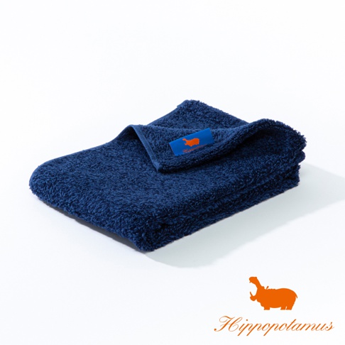 深藍色竹棉混紡長毛巾，質地柔軟厚實，帶有橘色河馬標誌織標。