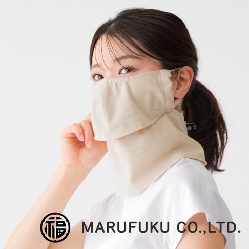 一位女性佩戴著 MARUFUKU 丸福纖維推出的淺米色 YAKENU 爽COOL吸汗降溫遮陽半面罩，面罩材質透氣輕薄，設計覆蓋鼻樑至頸部，能有效提供防曬保護，畫面左下方配有 MARUFUKU CO., LTD. 的企業標誌。