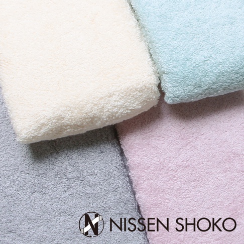 四色長毛巾，包含米白、淺藍、粉紅及灰色，質地柔軟，帶有細緻的毛圈。