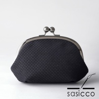 深藍色三河木綿刺子織口金零錢包，擁有銀色金屬開合與球形按鈕，材質表面呈現細緻的織紋。