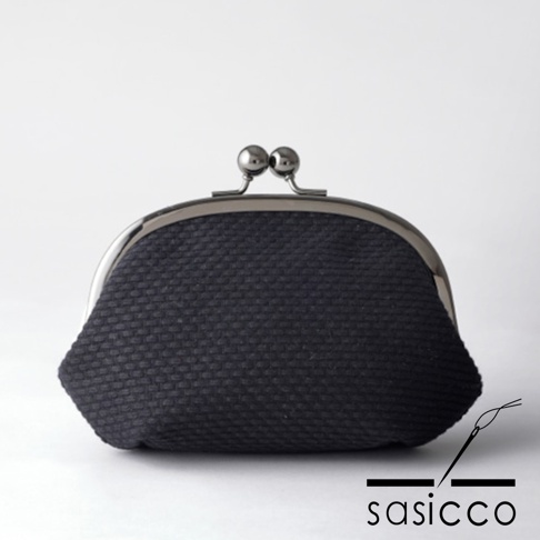 深藍色三河木綿刺子織口金零錢包，擁有銀色金屬開合與球形按鈕，材質表面呈現細緻的織紋。