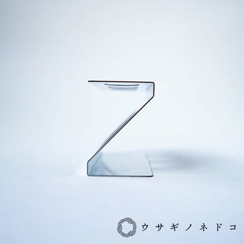 透明壓克力試管瓶放置架，Z字型設計，可容納多支試管。