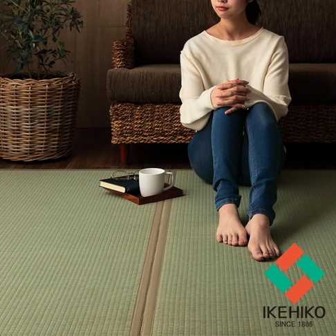 YUME 藺草組合式五折疊榻榻米睡墊，淺綠色藺草編織，帶有棕色滾邊，質樸自然，適合居家休閒。