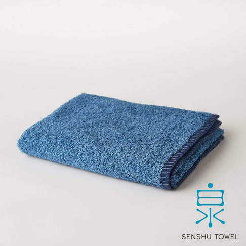 SOLID 細柔蓬韌緞澤長纖迷你浴巾，藍色，展示毛圈織紋與深藍色滾邊。