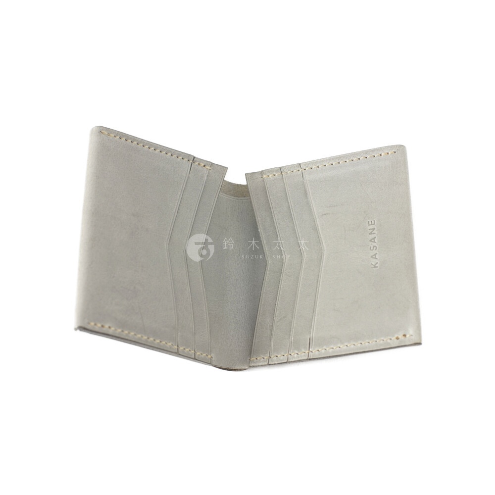 北海道KASANE 職人手作義大利Sibilla皮革雙折短夾，淺灰色，展示內部卡槽與品牌壓印。