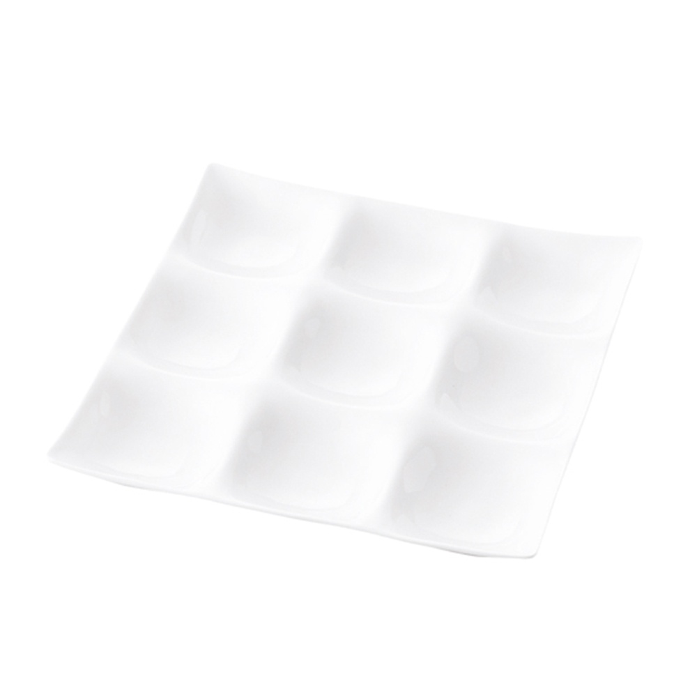 純白色陶瓷九格小菜盤，設計簡潔，表面有規則的格紋凹槽，適合擺放多樣小菜。