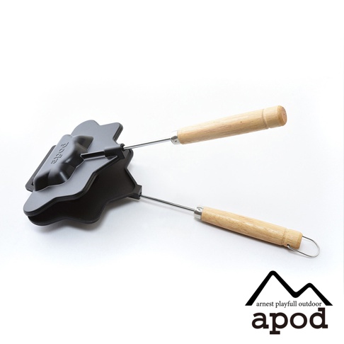 黑色鑄鐵熱壓三明治烤夾，帶有兩個木製手柄，設計成可壓製出星形三明治。