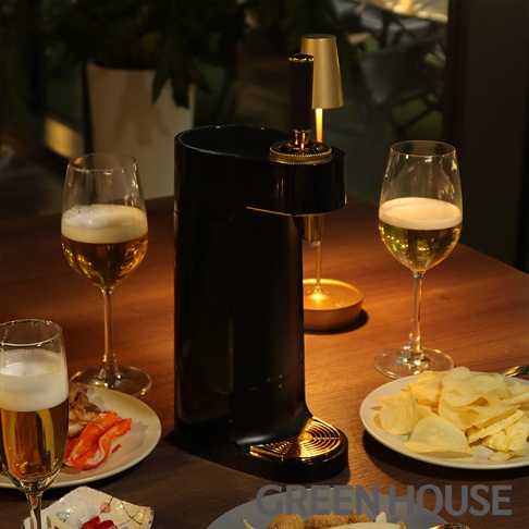 GREEN HOUSE 超音波四代金泡機 GH-BEERT-BK，搭配啤酒杯與點心，金屬質感的啤酒龍頭和底座，營造歡樂聚會氛圍