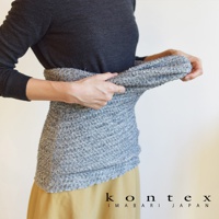人物正在穿著灰色條紋的毛織長裙，裙子從腰部圍起，品牌KONTEX IMABARI JAPAN的標誌在右下方。