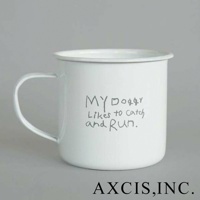 白色琺瑯馬克杯，帶有銀色邊緣和手柄。杯身印有灰色手寫字體「MY Doggy Likes to catch and Run.」。
