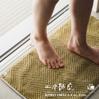 黃色棉麻混紡人字紋浴墊，質地細膩，觸感柔軟，適合浴室或玄關使用。