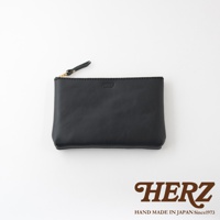 職人手作皮革長方形拉鍊收納包，黑色皮革，附有金色拉鍊及同色皮革拉頭，簡潔設計，品牌壓印於表面。