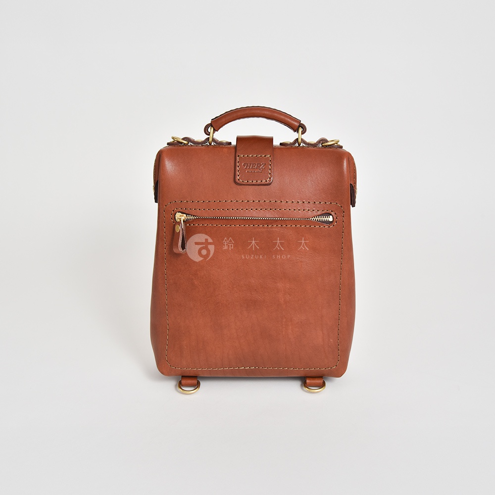 職人手作皮革迷你軟皮杜勒斯包，經典復古棕色，採用柔軟皮革製成，設有頂部提把、前方拉鍊口袋及底部 D 型環。