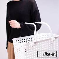 白色雙層洗衣提籃，由塑膠製成，提籃表面有規則的方形鏤空設計，兩側有白色提把，方便攜帶。