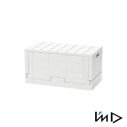 白色塑膠摺疊收納椅，設計有格子紋路，側面有提把，可堆疊。