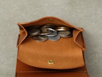 職人手作皮革Organ迷你短夾，焦糖棕色，內有各式硬幣，皮革紋理清晰，附有金色按釦。