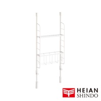 白色金屬製廚衛兩用收納籃架，包含兩個可調節高度的支架，以及上方一層較扁平的置物架，下方則有一個較深的網籃置物架，整體設計簡潔實用。