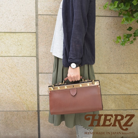 棕色皮革復古口金兩用手提包，金色金屬鎖扣和裝飾，由職人手工製作。